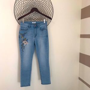 NWOT Kensie embroidered jeans